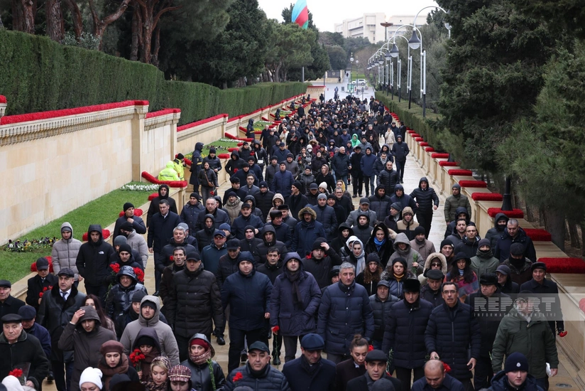Azerbaijani people honoring memory of January 20 martyrs