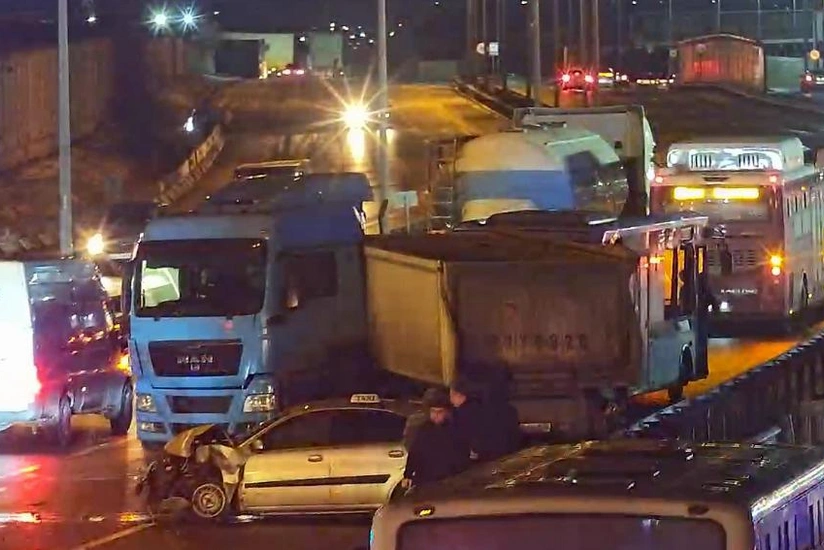 На Ясамале затруднено движение транспорта