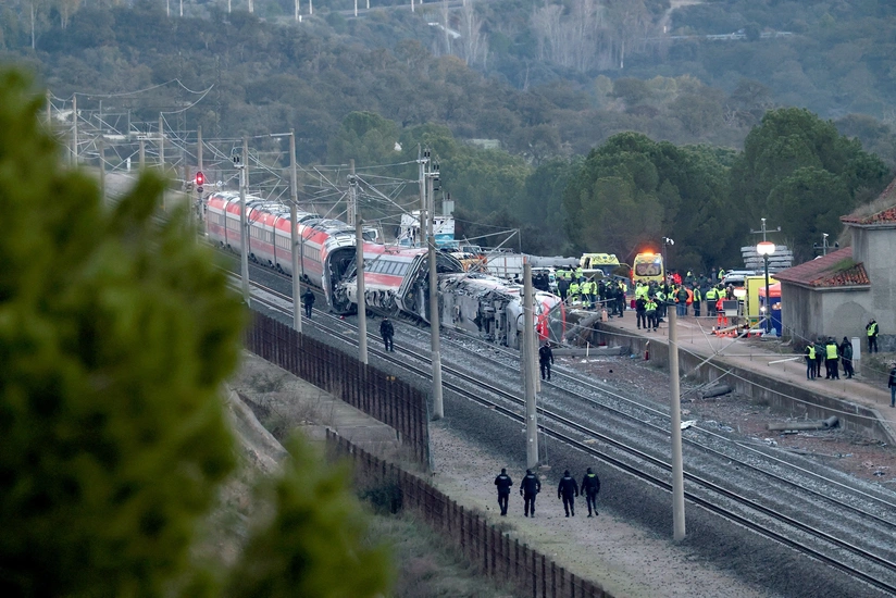 В Каталонии пригородный поезд столкнулся с обрушившейся подпорной стеной