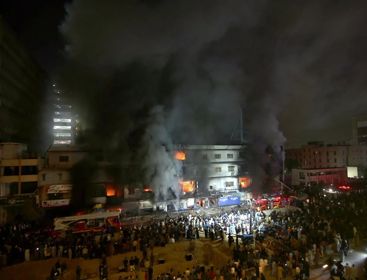Pakistanda ticarət mərkəzində baş verən yanğında həlak olanların sayı 67-yə çatıb