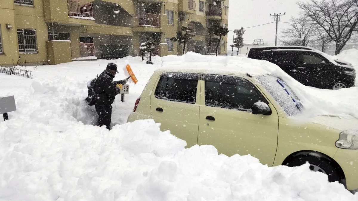 Yaponiyada qarlı və buzlu yollarda 13 nəfər xəsarət alıb