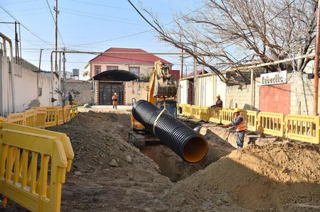Bakıda 7 küçədə üzərində evlər tikilən su-kanalizasiya xətlərinin yeri dəyişdirilir