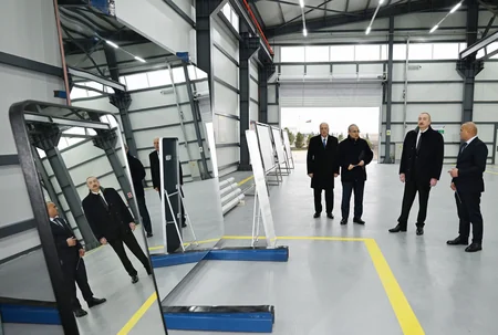 İlham Əliyev Sumqayıt Sənaye Parkında güzgü vərəqələrin istehsalı zavodunun açılışında iştirak edib