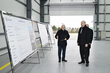 İlham Əliyev Sumqayıt Sənaye Parkında güzgü vərəqələrin istehsalı zavodunun açılışında iştirak edib