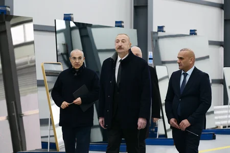İlham Əliyev Sumqayıt Sənaye Parkında güzgü vərəqələrin istehsalı zavodunun açılışında iştirak edib