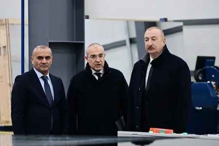 İlham Əliyev Sumqayıt Sənaye Parkında güzgü vərəqələrin istehsalı zavodunun açılışında iştirak edib