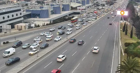 Bakının bir sıra yollarında nəqliyyatın sıxlığı müşahidə olunur
