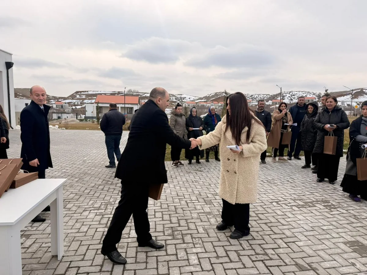 Növbəti köç karvanı Horovlu kəndinə çatıb, açarlar təqdim olunub - YENİLƏNİB-2
