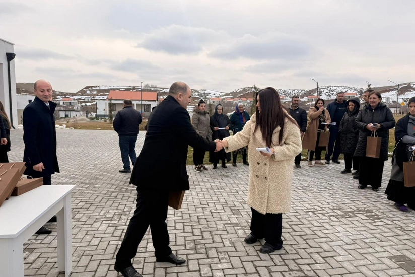 Növbəti köç karvanı Horovlu kəndinə çatıb, açarlar təqdim olunub - YENİLƏNİB-2