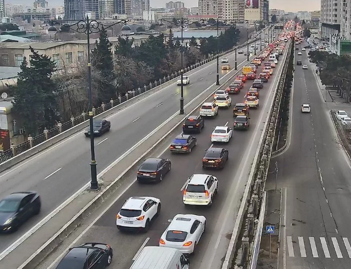 Bakının bir sıra yollarında nəqliyyatın sıxlığı müşahidə olunur