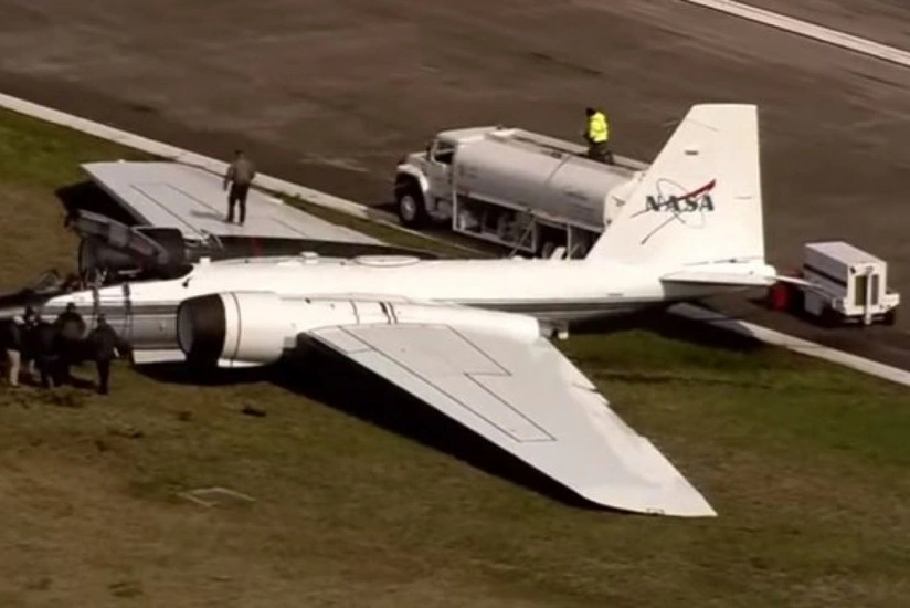 Şassisi açılmayan NASA təyyarəsi sərt eniş edib
