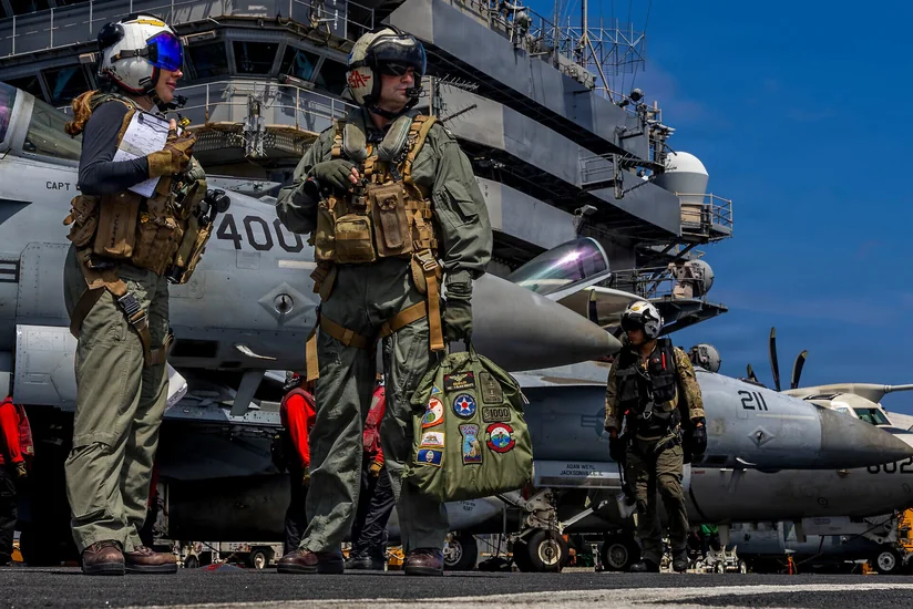 Reuters: Fars körfəzinə ABŞ-nin altıncı esminesi gəlib