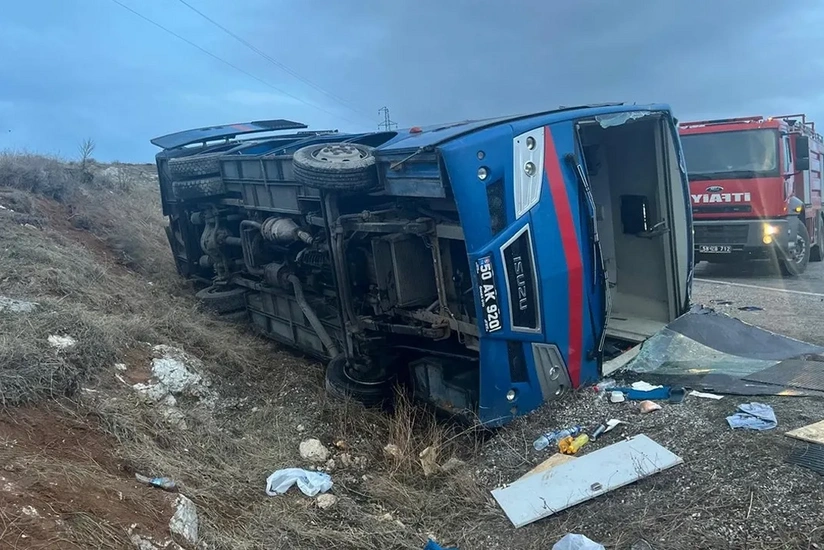 İstanbulda məhbusları daşıyan avtobusun aşması nəticəsində 20-yə yaxın şəxs yaralanıb - YENİLƏNİB