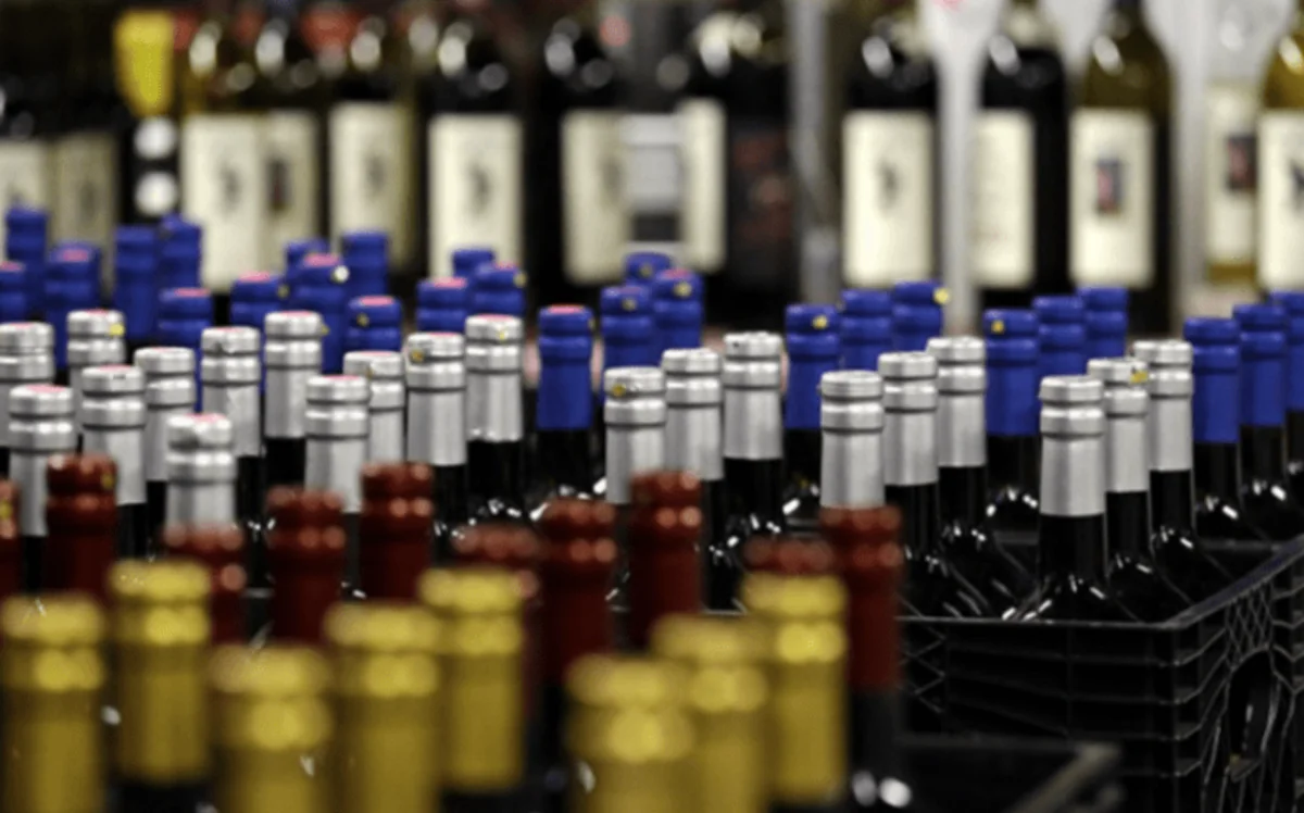 AmCham: Alkoqollu içkilərə dair gömrük depozit sxemi ayrıca normativ sənədlərdə təsbit edilməlidir