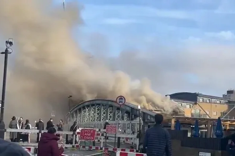 Из-за крупного пожара в северной части Лондона наблюдаются перебои в движении поездов