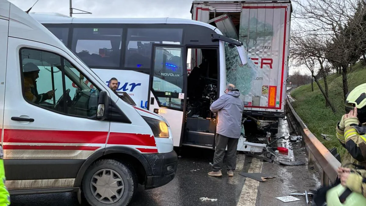 İstanbulda mikroavtobus TIR-la toqquşub, 13 nəfər yaralanıb