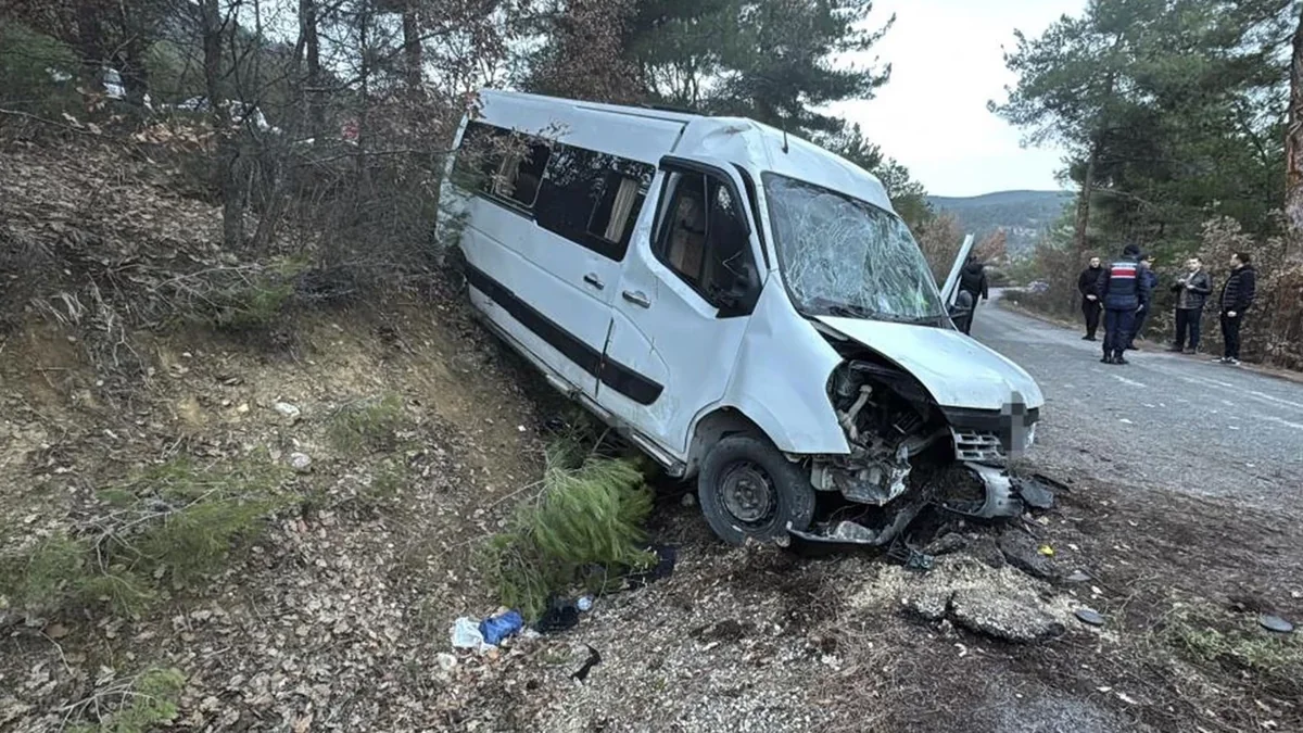 Türkiyədə əcnəbi tələbələri daşıyan mikroavtobus aşıb: 17 nəfər yaralanıb
