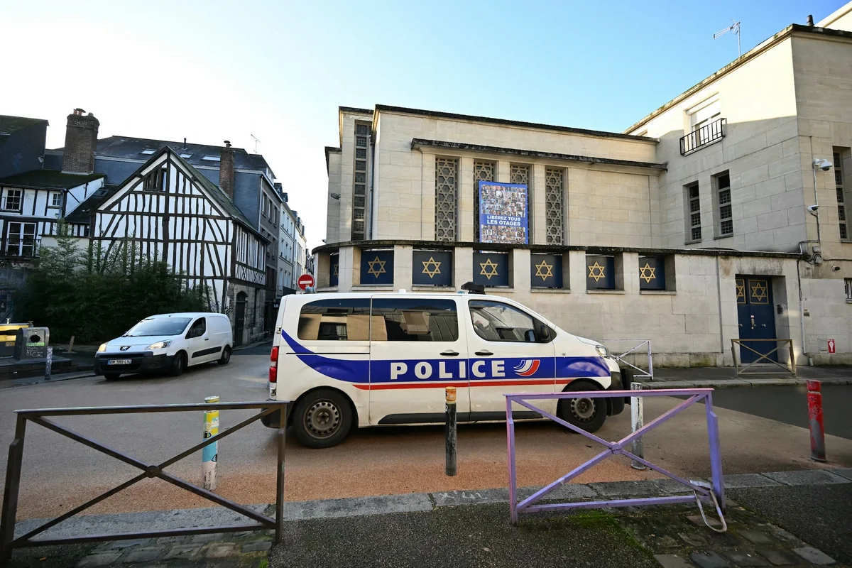 Parisdə yəhudi məktəbinə hücum edilib
