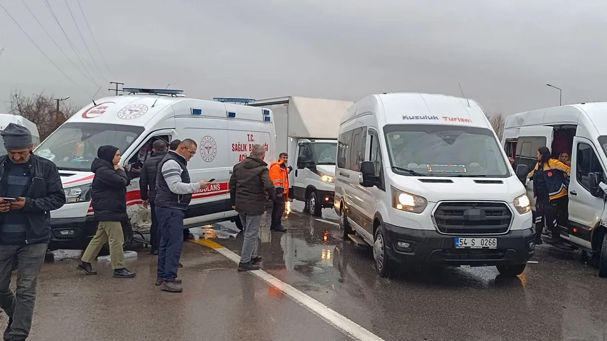 Türkiyədə təcili tibbi yardım maşını mikroavtobusla toqquşub, xəsarət alanlar var