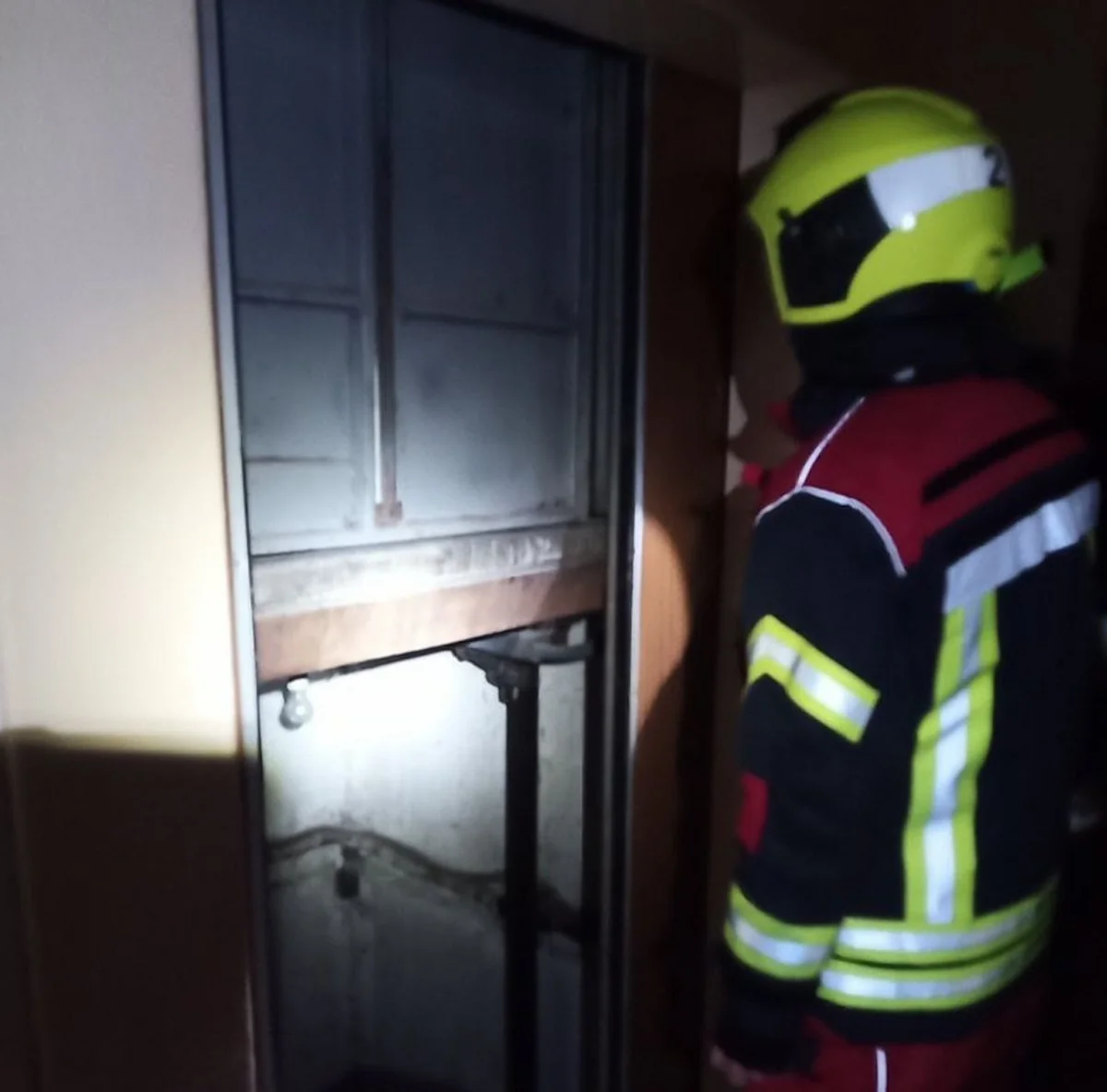 В Москве спасатели освободили 20 человек, застрявших в лифте