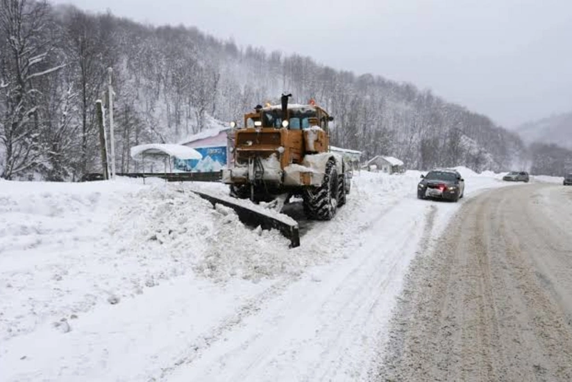 Gürcüstanda güclü qar səbəbindən Paravni aşırımı bağlanıb