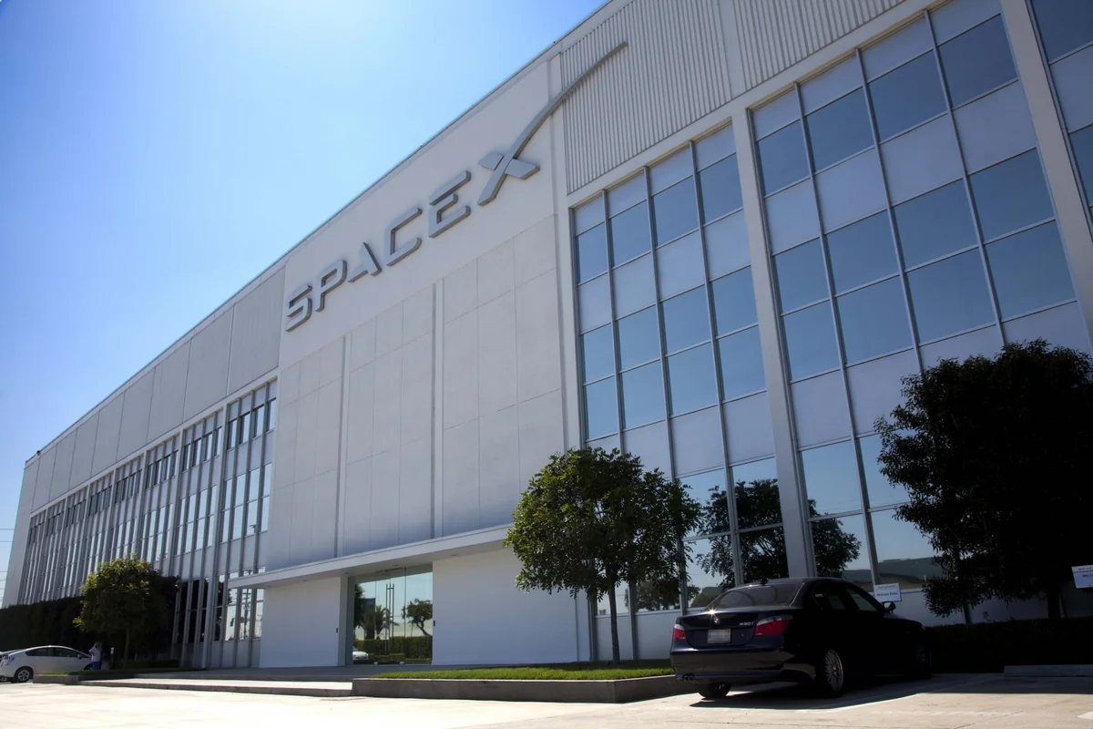 Bloomberg: SpaceX ilkin kütləvi yerləşdirməyə hazırlıq üçün xarici bankları cəlb edib