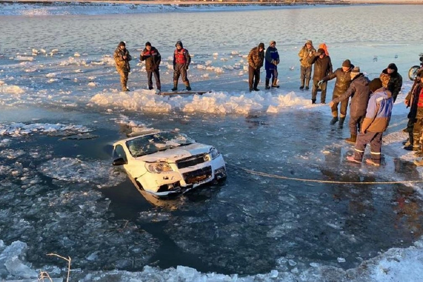 В Казахстане автомобиль провалился под лед