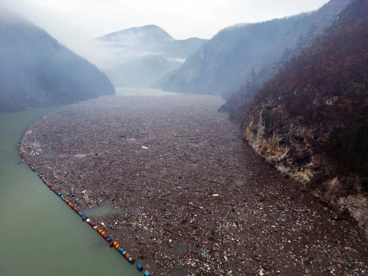 Bosniya və Herseqovina ilə Serbiya arasında sərhəd çayı tonlarla tullantı ilə çirklənib