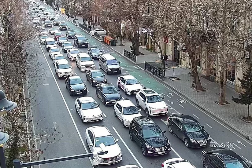 Bakıda 15 istiqamətdə nəqliyyatın sıxlığı müşahidə olunur