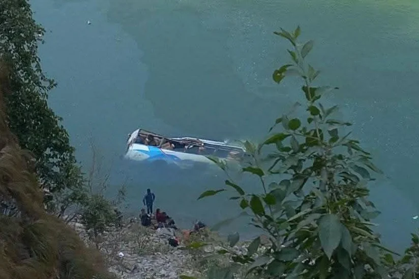 В Непале погибли 12 человек при падении автобуса в реку