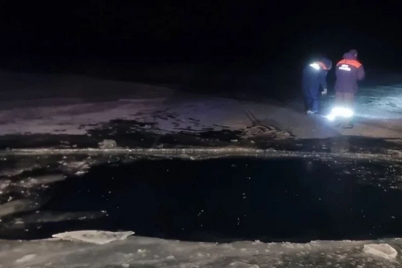 На Байкале автомобиль провалился под лед, погибли два человека
