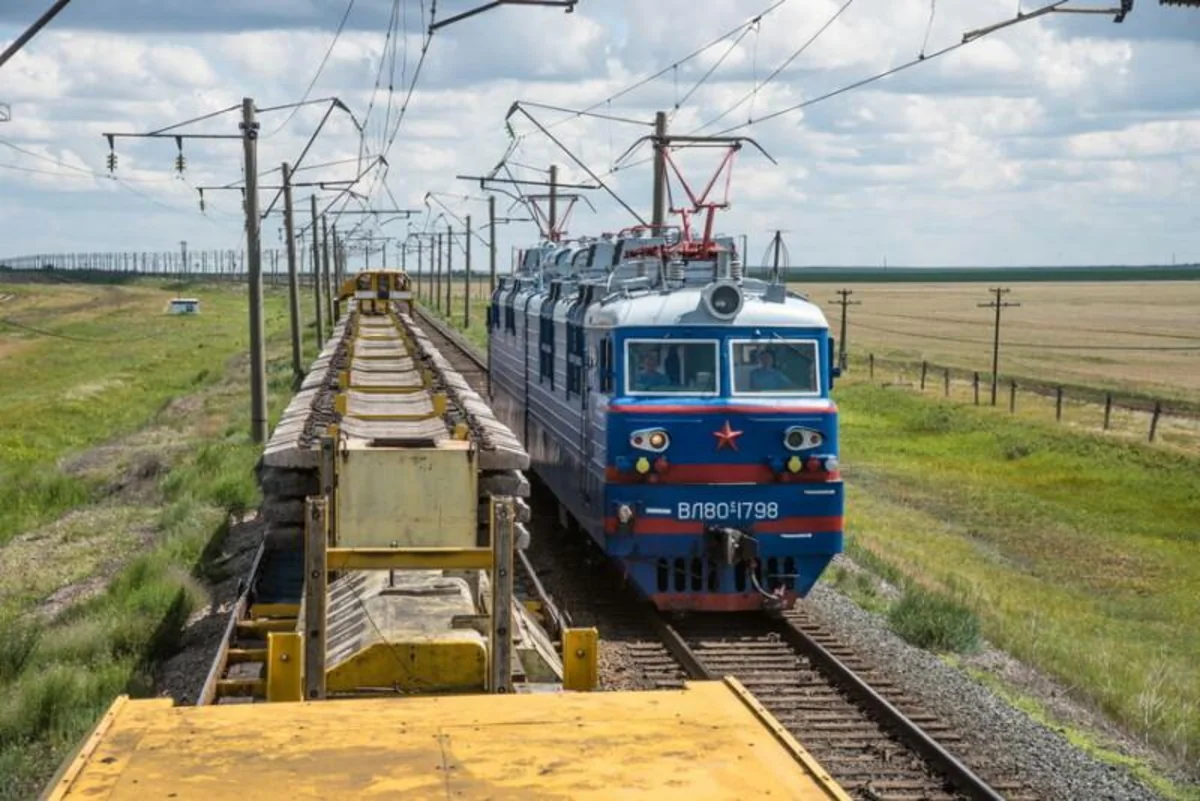 В Казахстане ускоряют развитие железных дорог и аэропортов для роста транзита