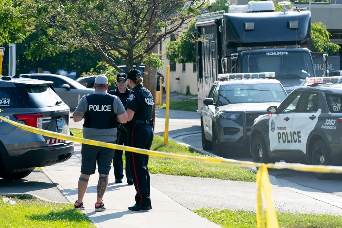 Kanadada silahlı qadın məktəbdə atəş açıb, on nəfər ölüb, onlarla yaralı var