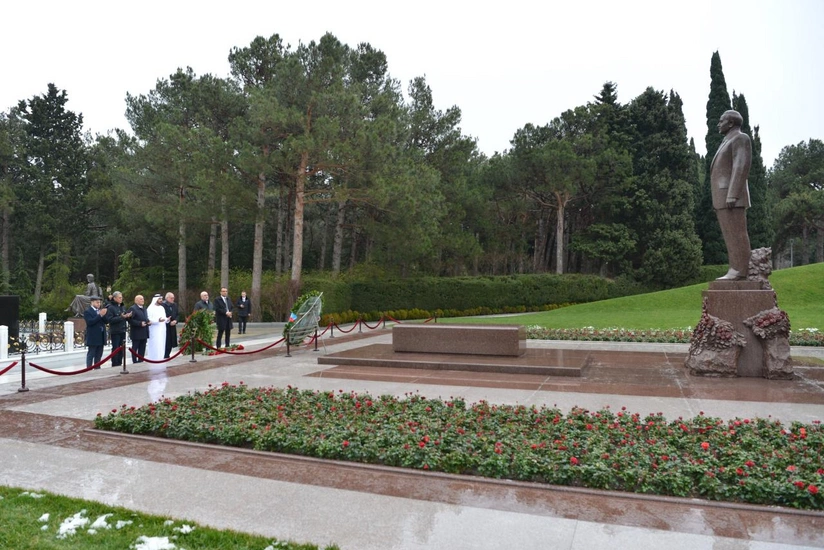 Arab Parliament president visits Alley of Honor, Victory Park in Baku