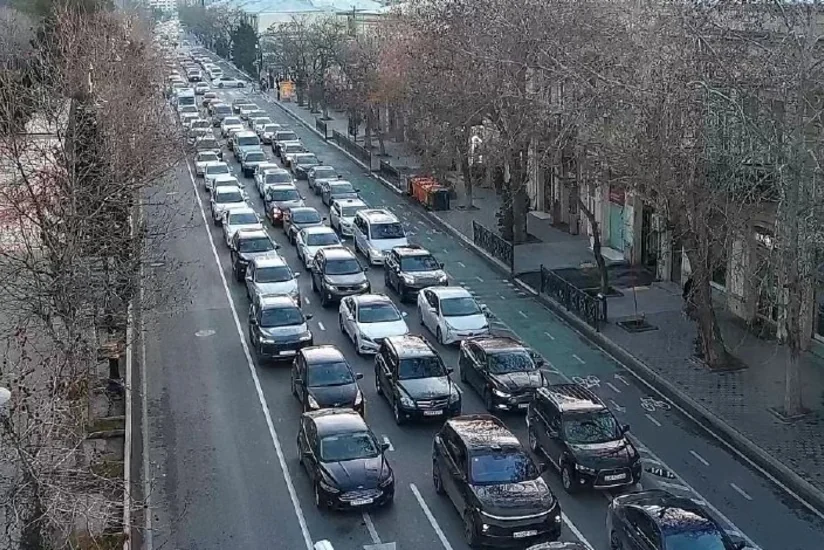 На ряде дорог Баку затруднено движение транспорта