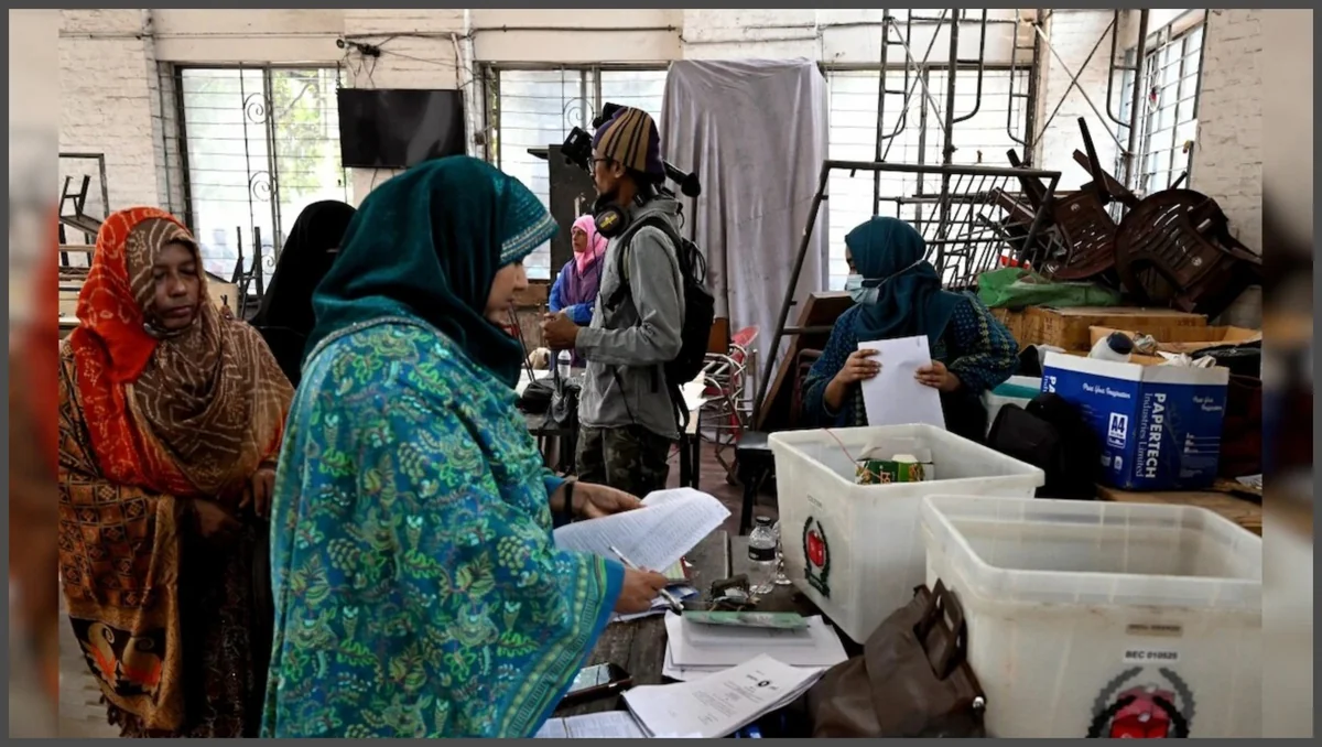 Crude bomb blast injures 3 at Bangladesh polling center