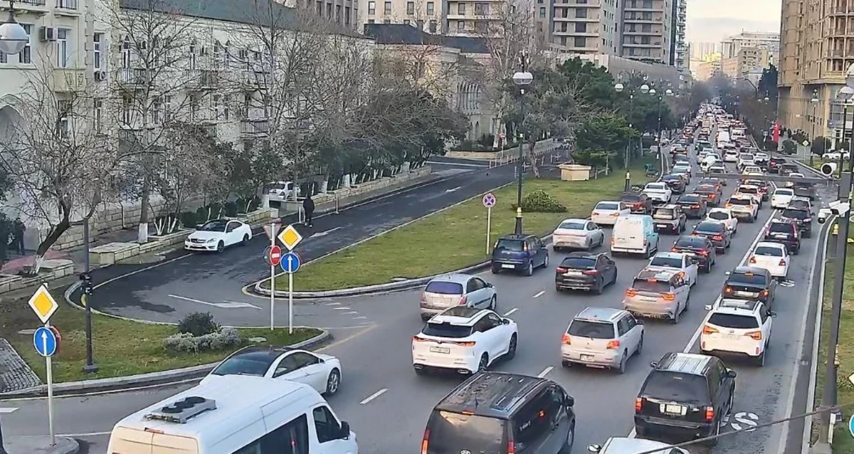 В Баку на ряде улиц и проспектов затруднено движение транспорта