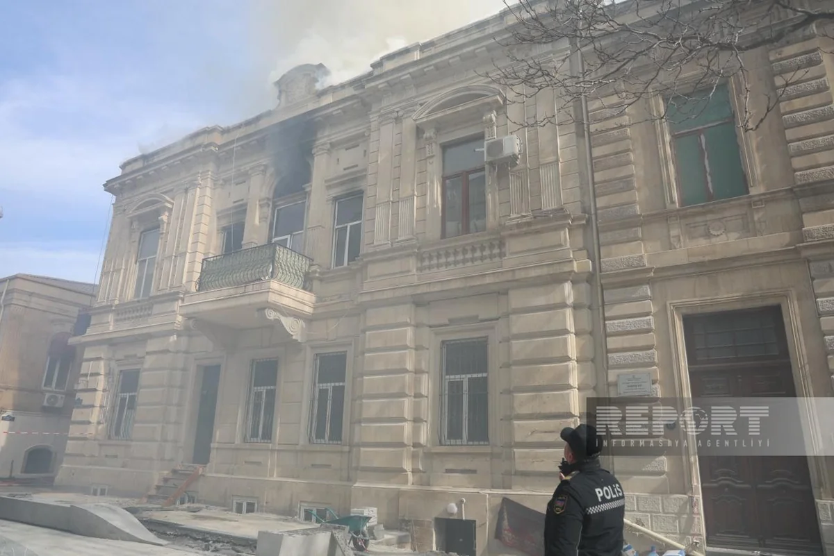 Dövlət Xidməti: Bakının mərkəzində yanan bina dövlətin qoruduğu abidəyə bitişikdir