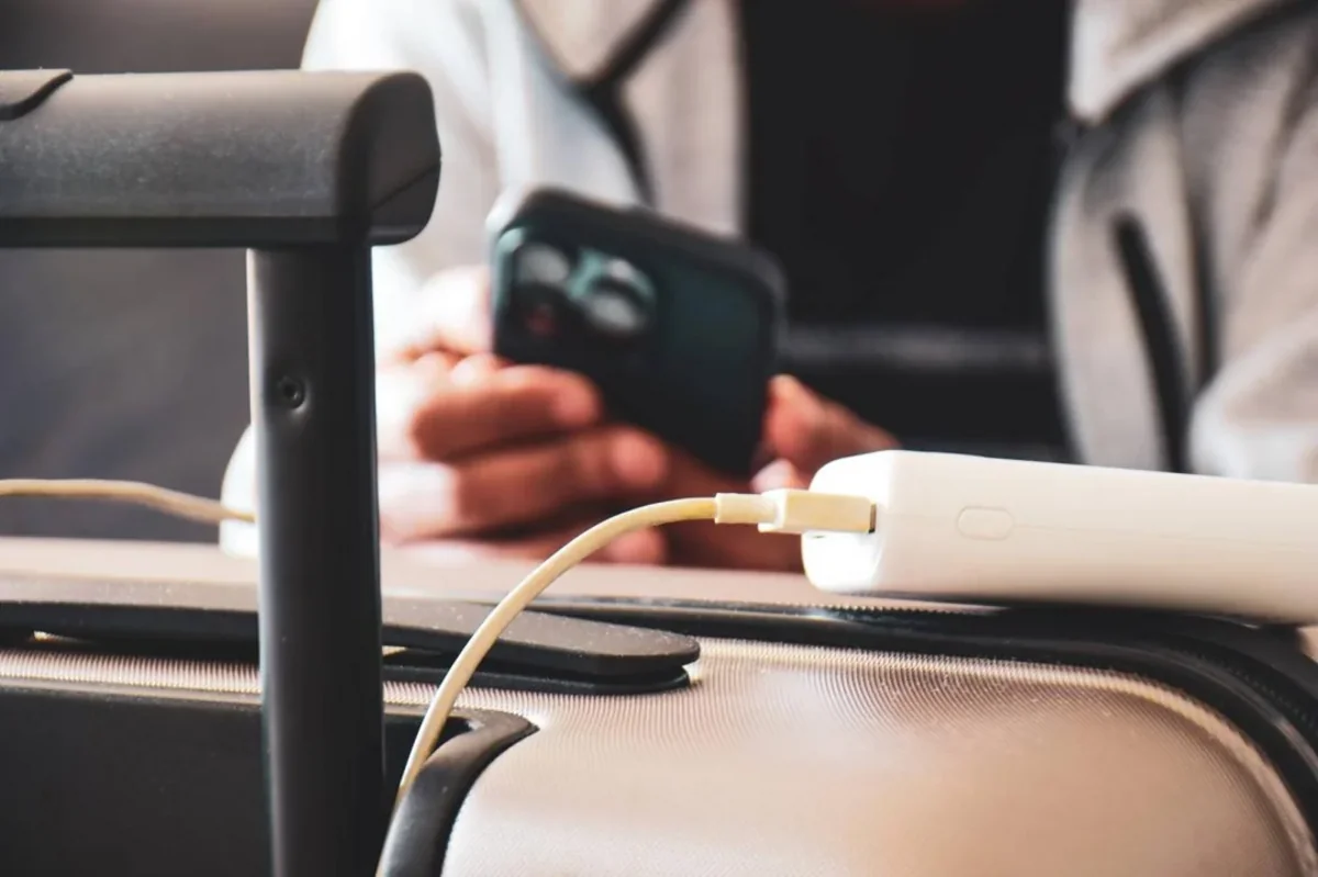 Япония планирует запретить использование пауэрбанков на борту самолетов