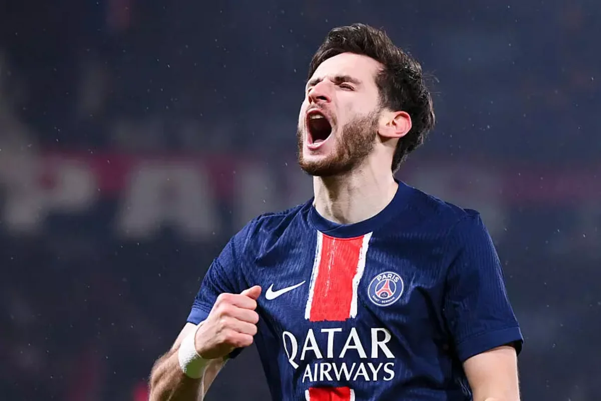 Kvaratsxeliya UEFA Çempionlar Liqasında Anrinin antirekordunu təkrarlayıb