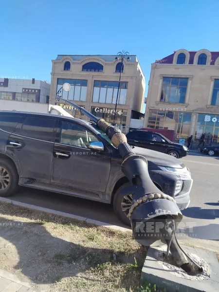 Gəncədə külək işıq dirəyini aşırıb, iki avtomobilə zərər dəyib