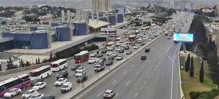Həftənin ilk günü bir sıra yollarda nəqliyyatın sıxlığı yaranıb