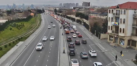 Həftənin ilk günü bir sıra yollarda nəqliyyatın sıxlığı yaranıb