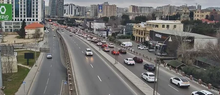 Həftənin ilk günü bir sıra yollarda nəqliyyatın sıxlığı yaranıb