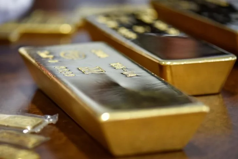 Gold futures rise over 1%