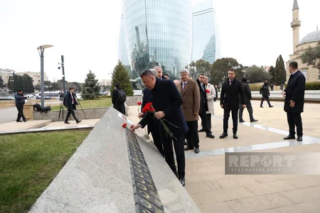 Türkiyə parlamentinin komitə sədri Bakıda Türk şəhidliyini ziyarət edib