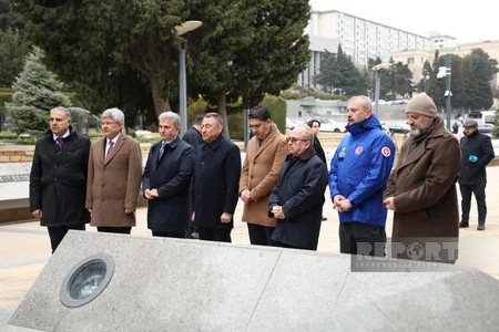 Türkiyə parlamentinin komitə sədri Bakıda Türk şəhidliyini ziyarət edib
