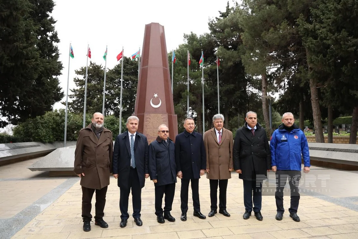 Türkiyə parlamentinin komitə sədri Bakıda Türk şəhidliyini ziyarət edib