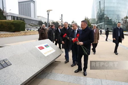 Türkiyə parlamentinin komitə sədri Bakıda Türk şəhidliyini ziyarət edib