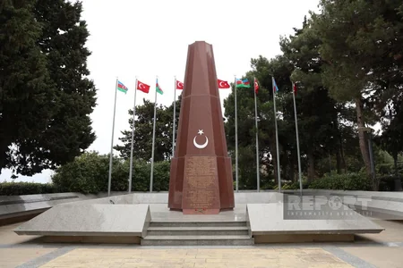 Türkiyə parlamentinin komitə sədri Bakıda Türk şəhidliyini ziyarət edib